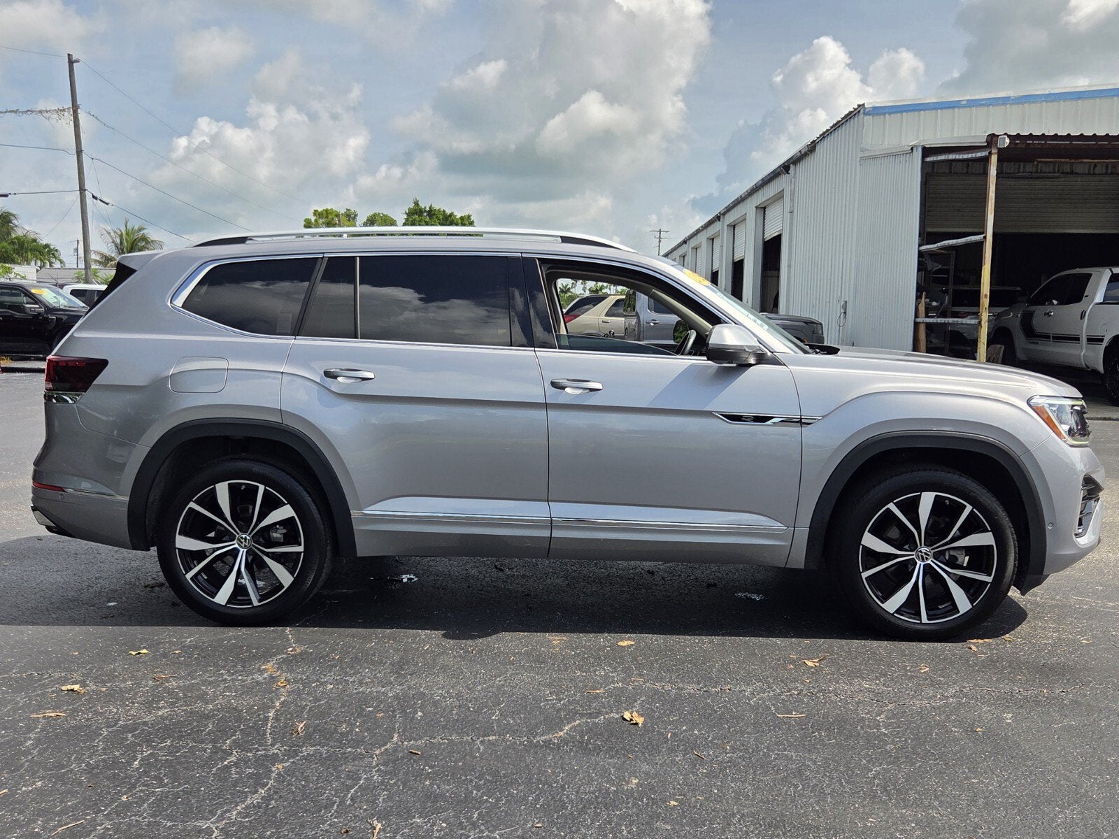 2025 Volkswagen Atlas 2.0T SEL Premium R-Line